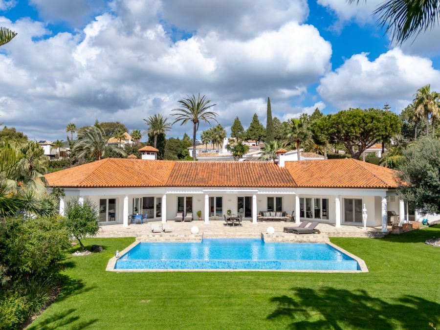 Elégante villa orientée au sud dans la prestigieuse Hacienda Las Chapas, Marbella