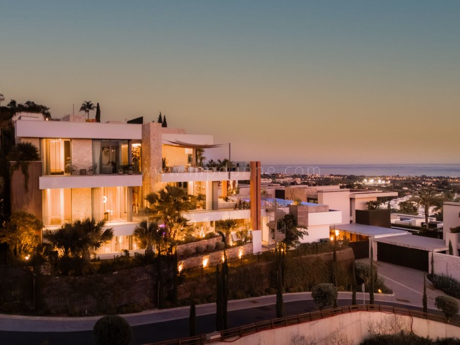 Luxuriöse Villa mit sechs Schlafzimmern und Meerblick in El Herrojo Alto
