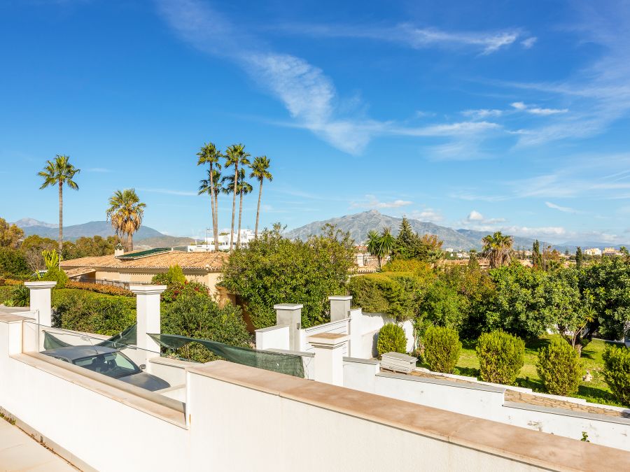 Moderne Sechszimmer-Villa in Gehweite zum Guadalmina Golf