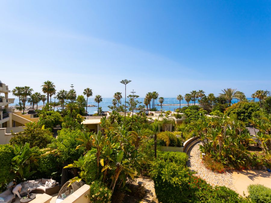 Luxury Beachfront Apartment in Laguna de Banús