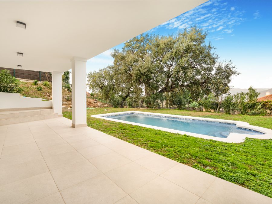 Semi-Detached Villa with Panoramic Views in Monte Elviria