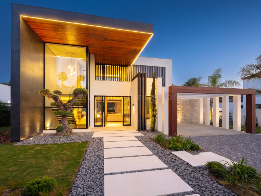 Villa moderne de cinq chambres avec piscine chauffée entre Las Brisas et Aloha Golf