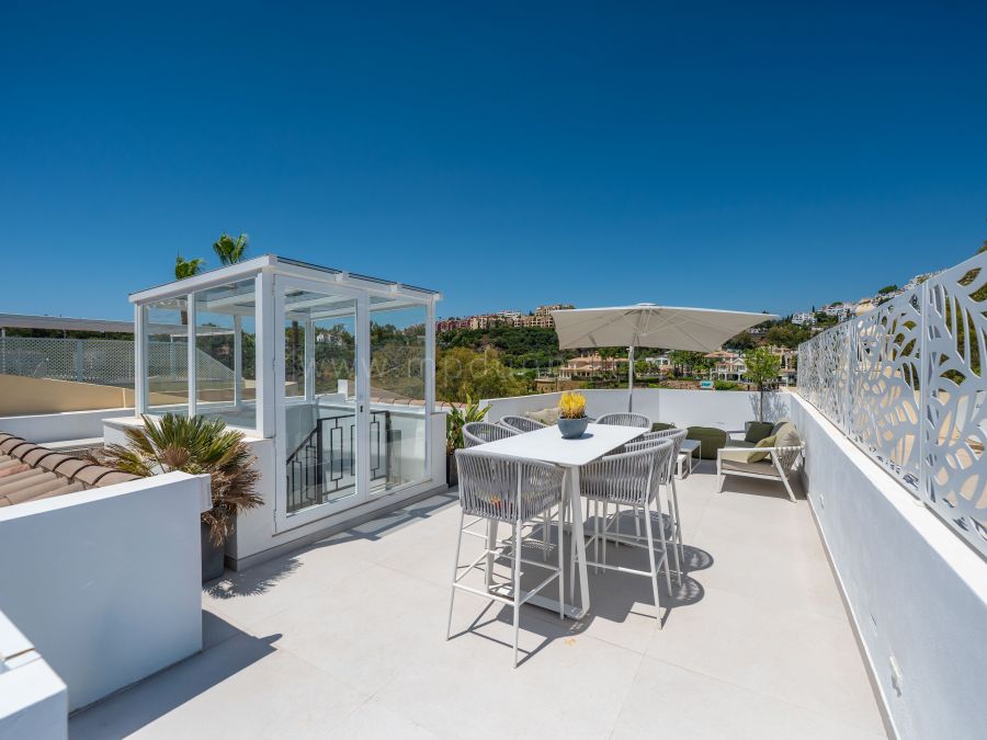 Elegante Adosado con Vistas Panorámicas en La Quinta Hills, Benahavís