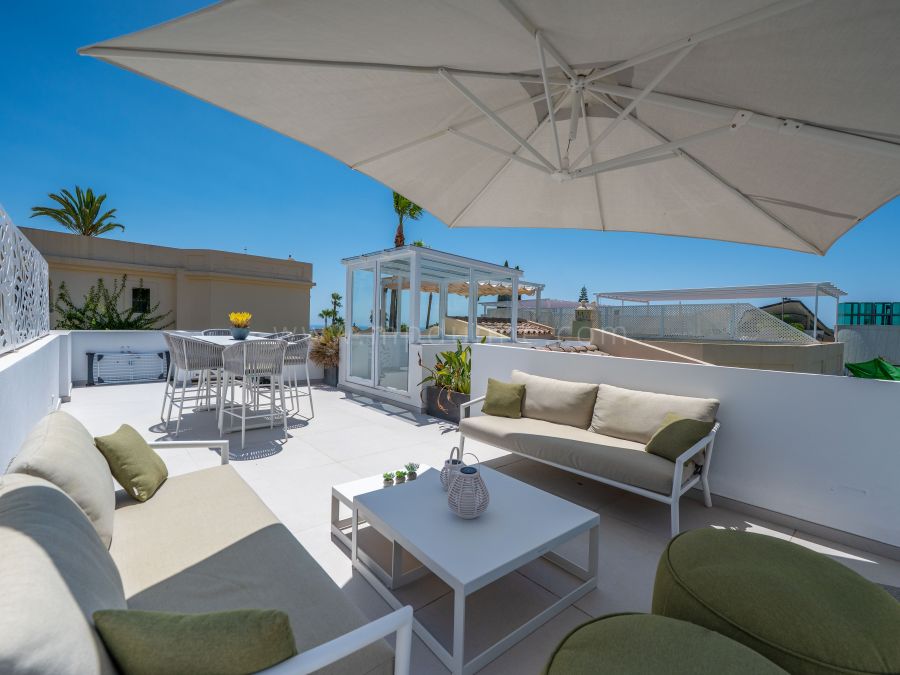 Elegante Adosado con Vistas Panorámicas en La Quinta Hills, Benahavís