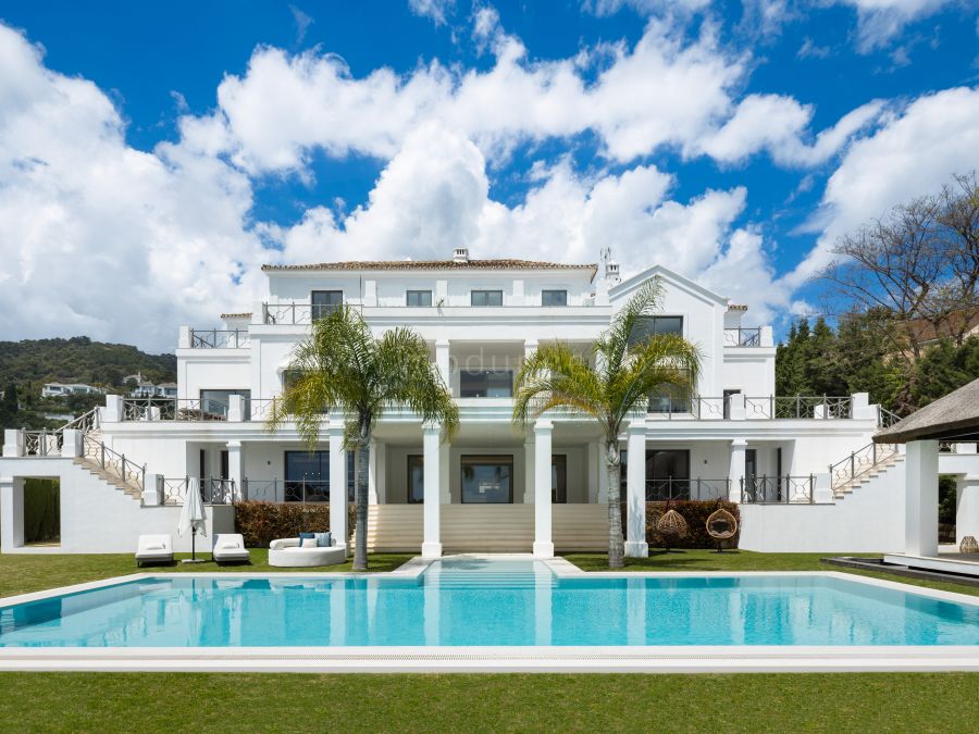 Elegante Mansión de Estilo Andaluz con Vistas al Mar en El Madroñal