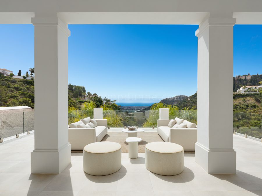 Elegante Mansión de Estilo Andaluz con Vistas al Mar en El Madroñal