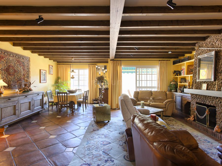 Casa Adosada con Encanto y Vistas a la Montaña en Benahavís