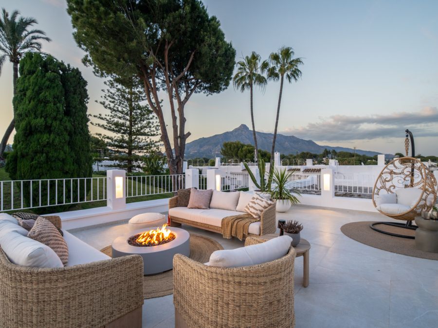 Adosado de Cuatro Dormitorios con Vistas al Mar y la Montaña en Aloha