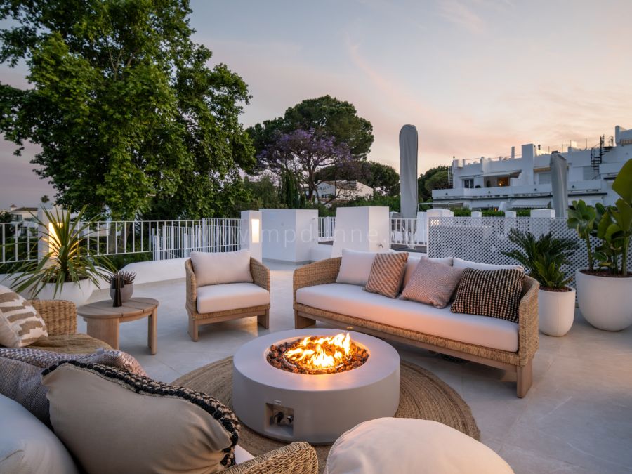 Adosado de Cuatro Dormitorios con Vistas al Mar y la Montaña en Aloha
