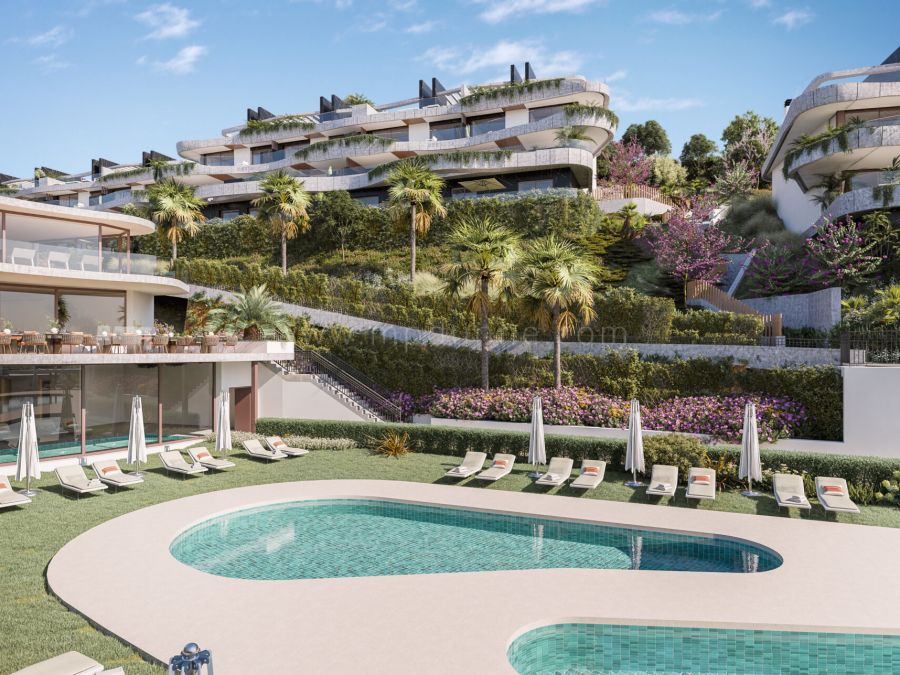 Dúplex en Planta Baja de Tres Dormitorios con Terraza en Elviria, Marbella Este