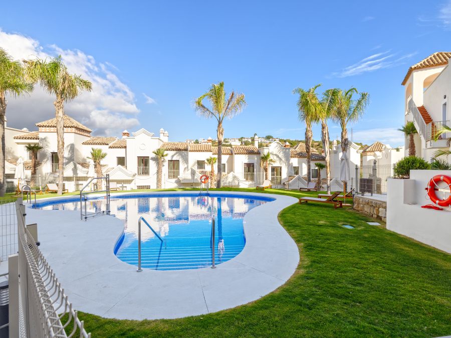 Moderna Townhouse en Primera Línea de Golf con Solárium en el Oeste de Estepona