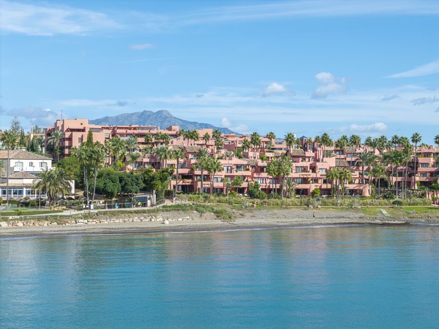 Beachfront Ground-Floor Apartment in Cabo Bermejo, Estepona