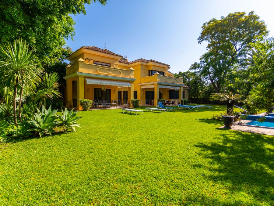 Familienvilla nahe Strand mit Garten in Guadalmina Baja