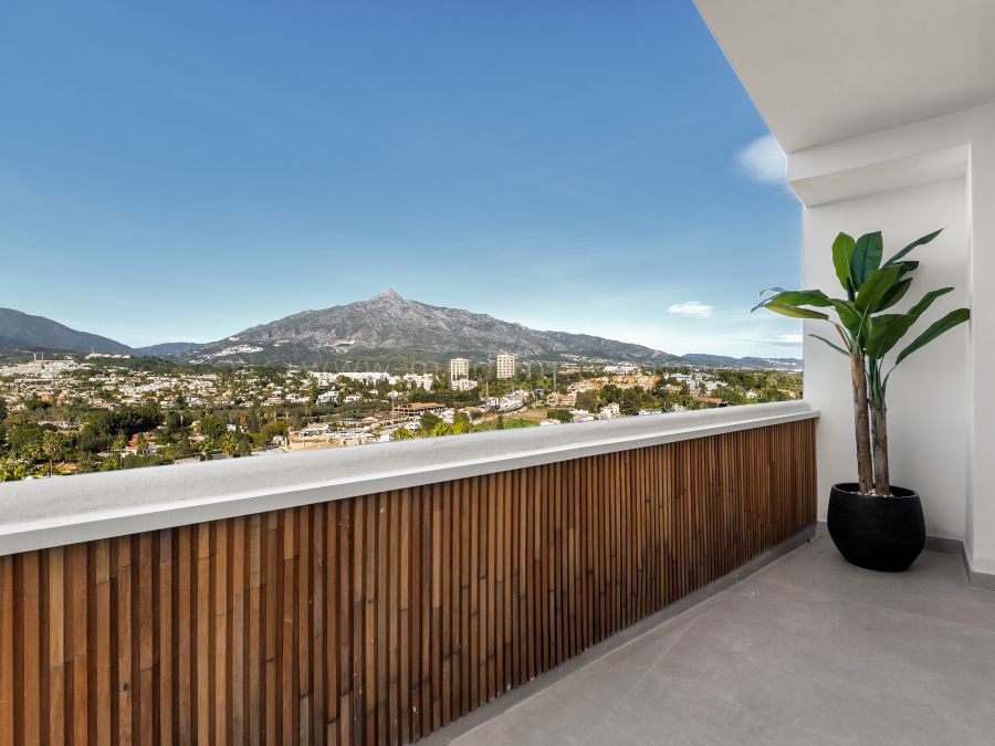 Renovated Penthouse with Sea & Mountain Views
