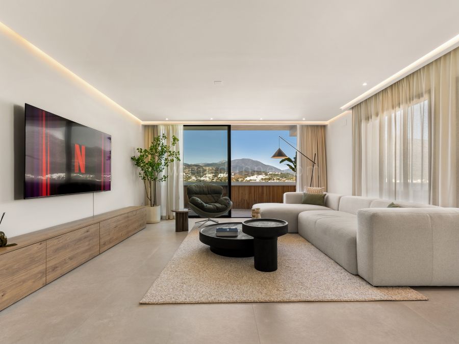 Renovated Penthouse with Sea & Mountain Views