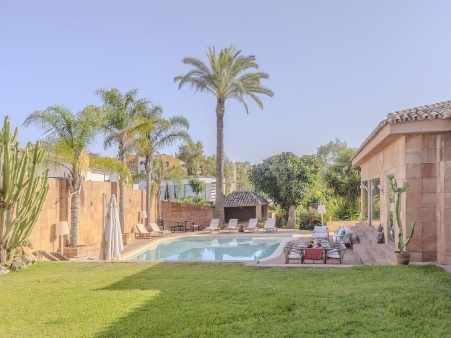 Villa reformada con estilo ibicenco cerca del golf y la playa