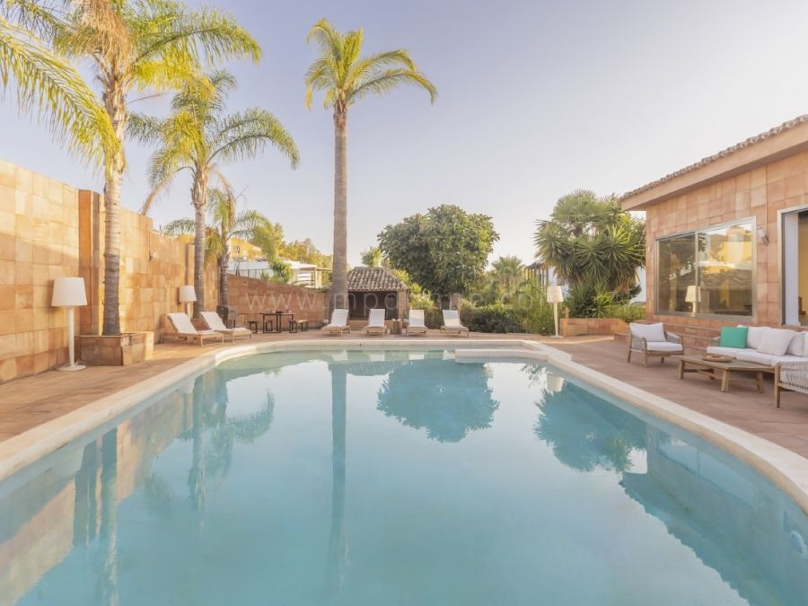 Villa reformada con estilo ibicenco cerca del golf y la playa