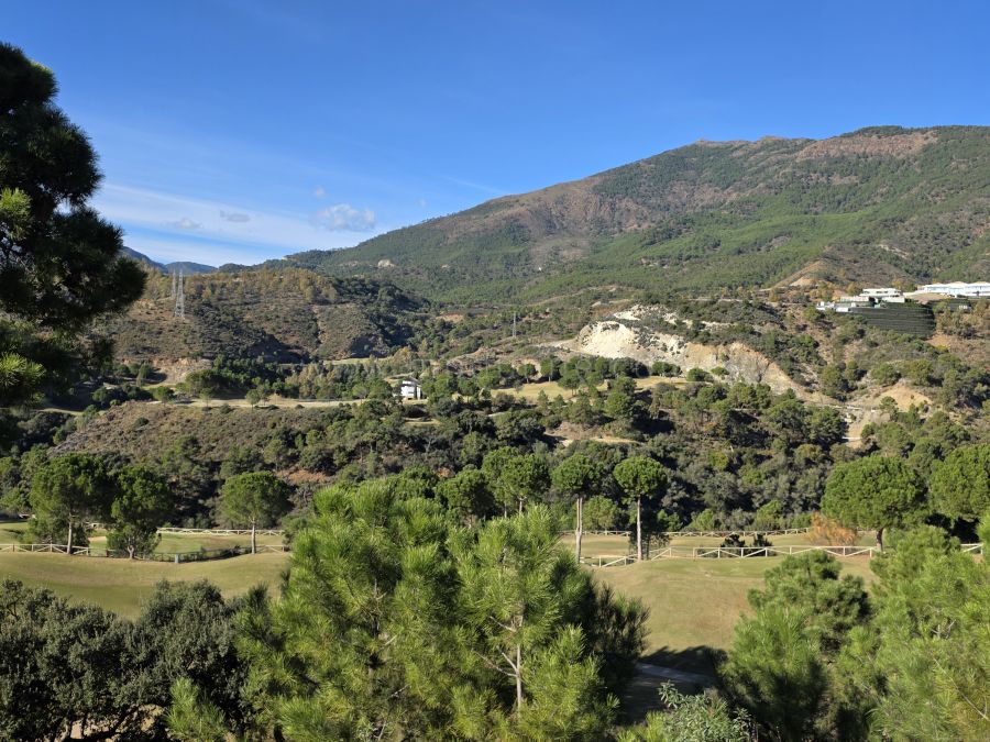 Elysium: Parcela en Primera Línea de Golf en La Zagaleta, Benahavís
