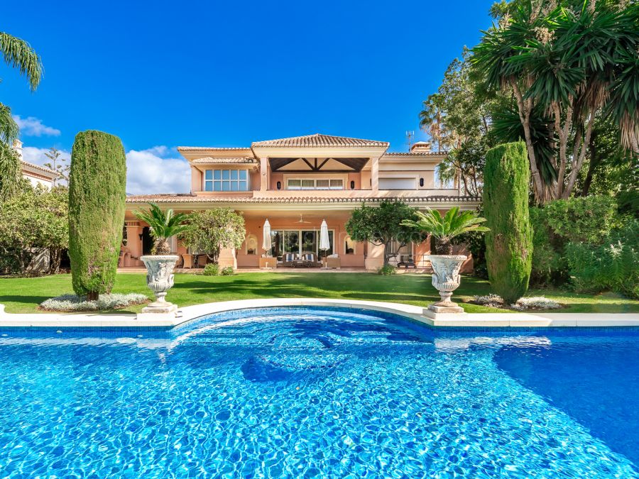 Villa andalouse élégante avec jardin à Nueva Andalucía