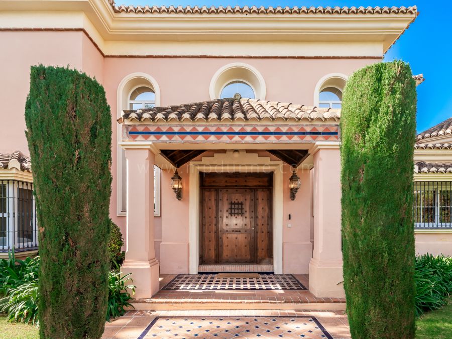 Villa andalouse élégante avec jardin à Nueva Andalucía