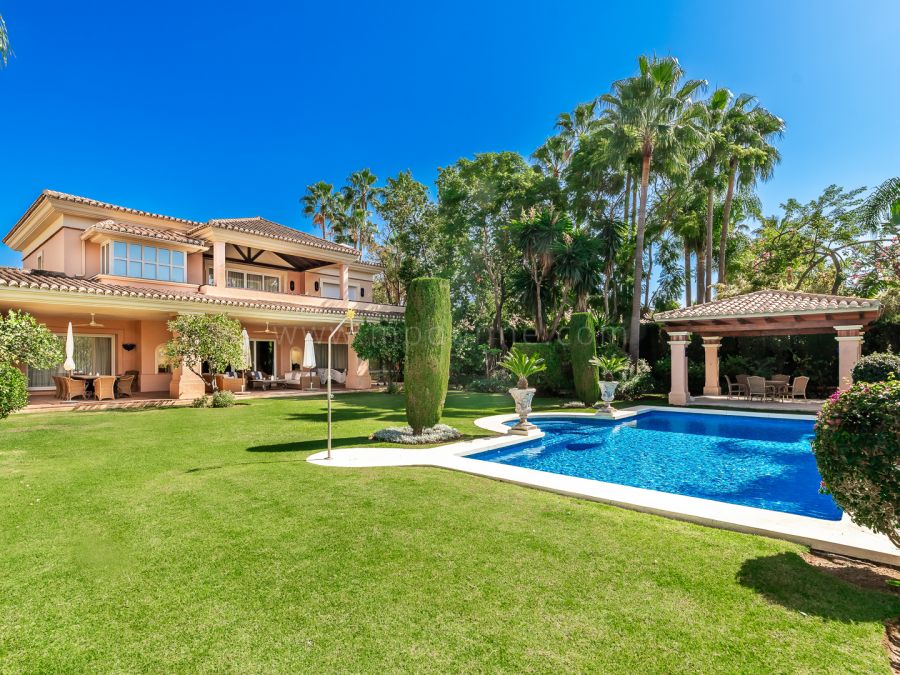Villa andalouse élégante avec jardin à Nueva Andalucía