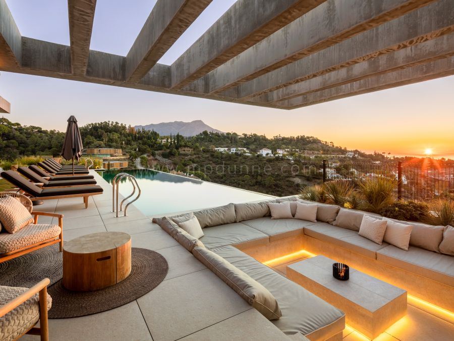 Villa de Lujo con Vistas Panorámicas al Mar y la Montaña en El Madroñal, Benahavís