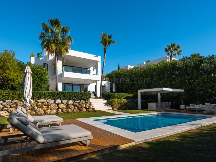 Villa de seis dormitorios con solarium en Nueva Andalucia, Marbella.