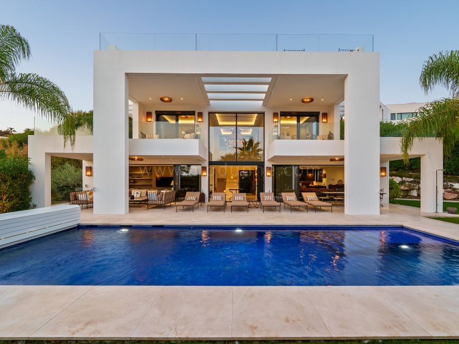 Villa moderna con vistas panorámicas al golf en Nueva Andalucía