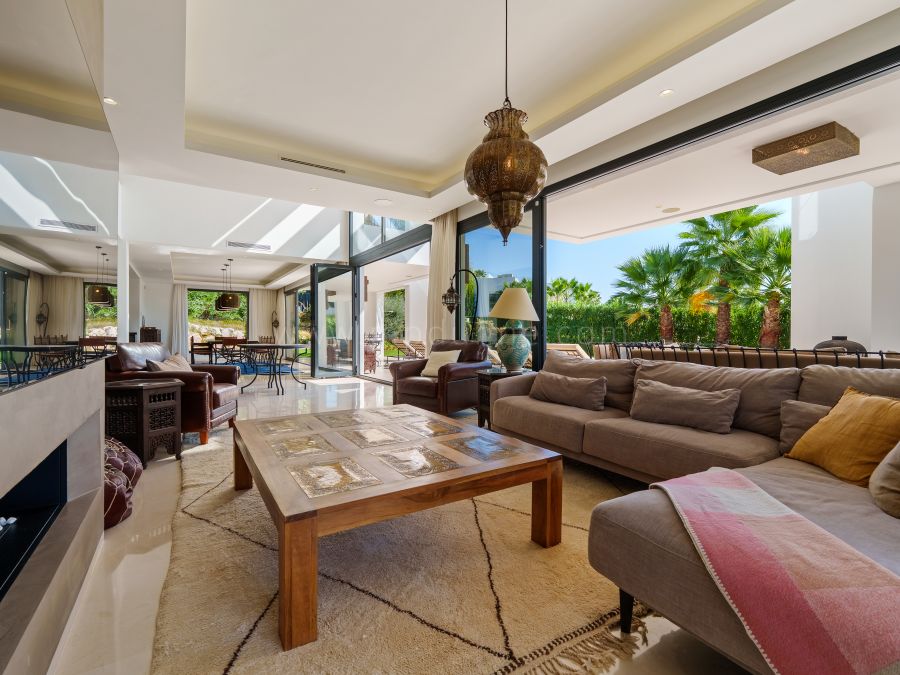 Villa moderna con vistas panorámicas al golf en Nueva Andalucía