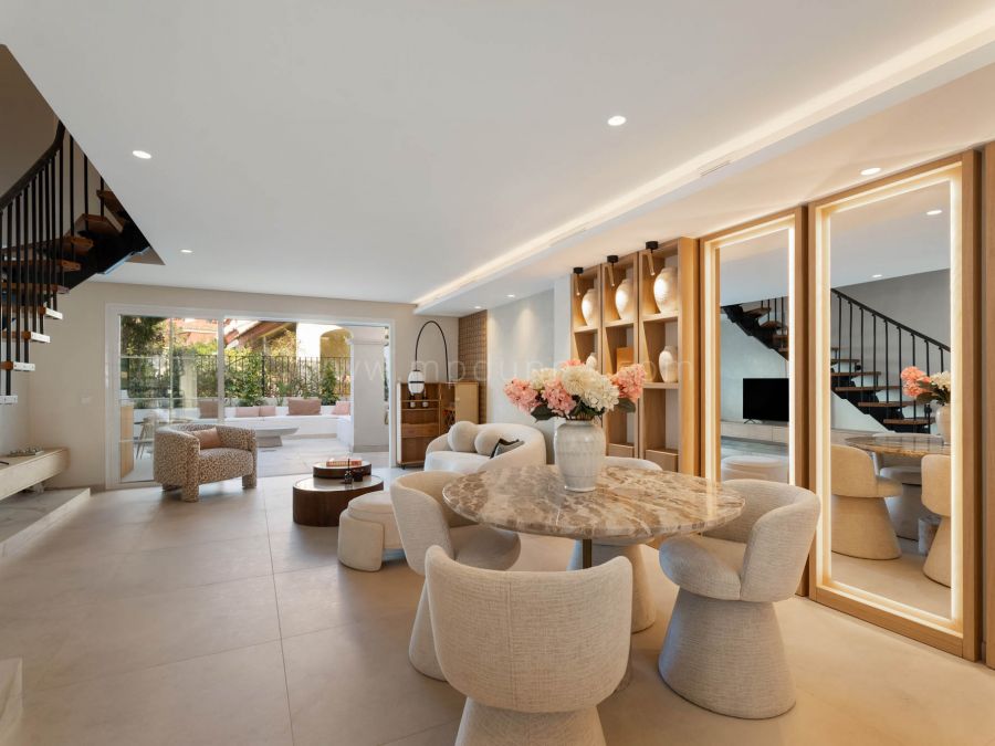 Casa adosada moderna en Altos de Puente Romano, Marbella