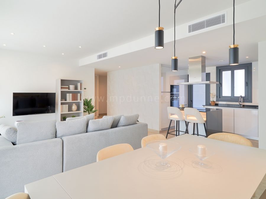 Schlüsselfertige Erdgeschosswohnung mit Privatem Garten in Atalaya, Marbella