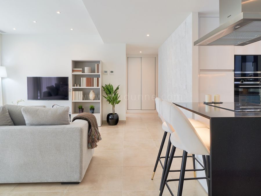 Schlüsselfertige Erdgeschosswohnung mit Privatem Garten in Atalaya, Marbella