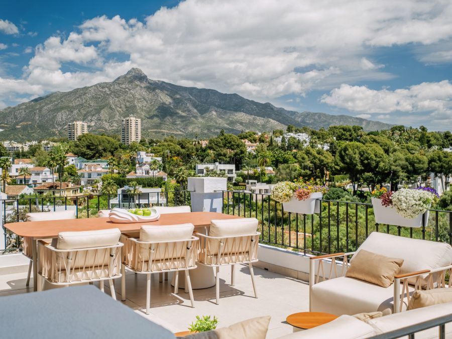 Duplex Penthouse with Mountain Views in Nueva Andalucía