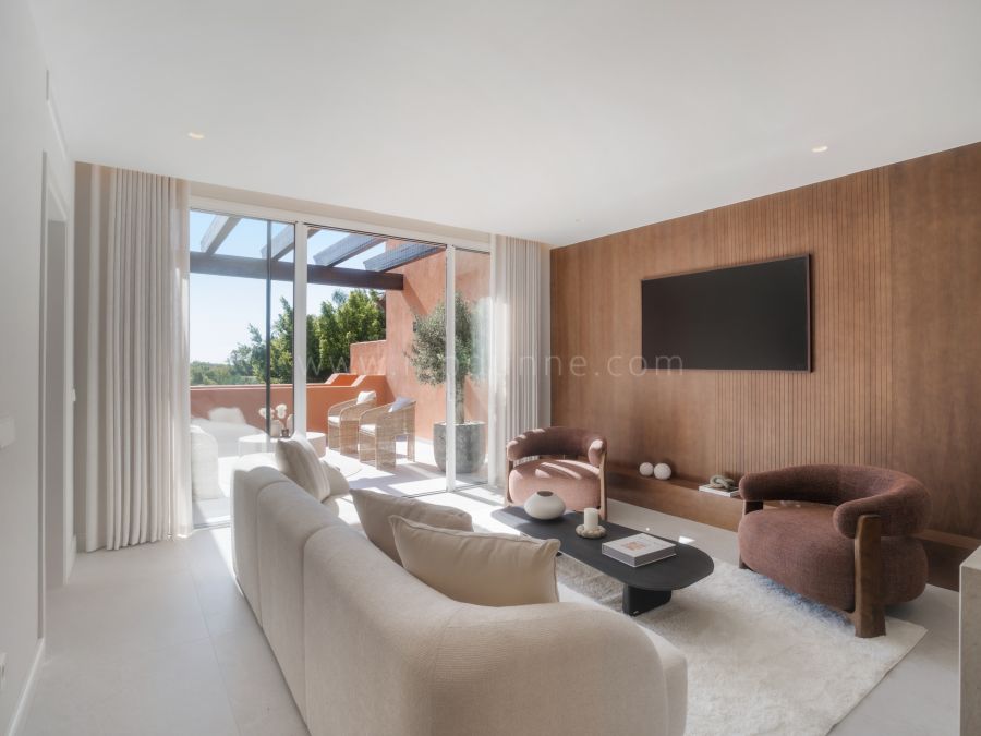 Ático Dúplex con Vistas Panorámicas al Mar y la Montaña en Marbella