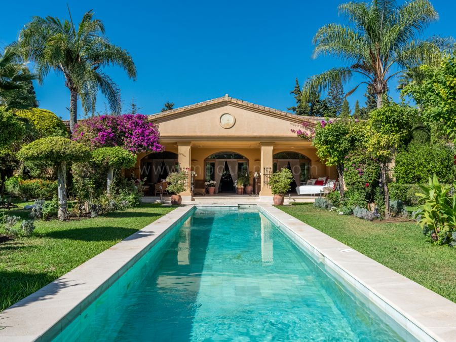 Clásica Villa junto a la Playa y al Golf en Guadalmina Baja