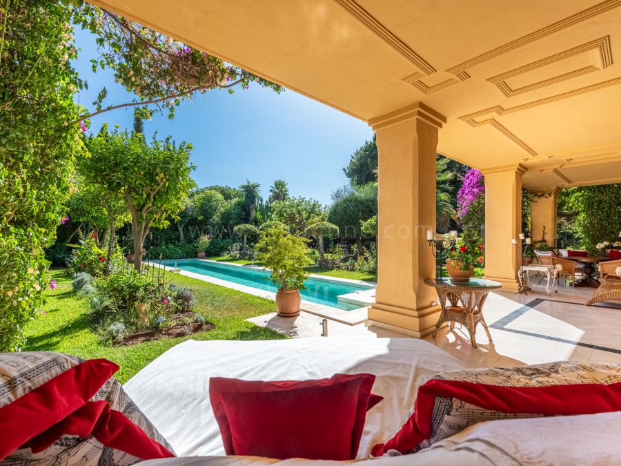 Clásica Villa junto a la Playa y al Golf en Guadalmina Baja