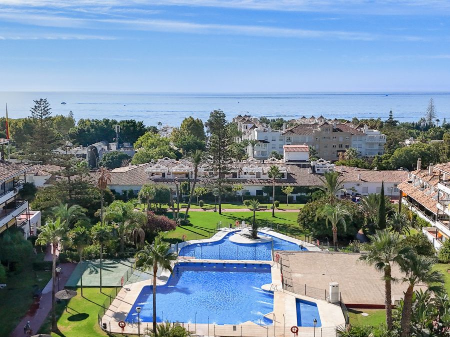 Ático Dúplex con Vistas al Mar en la Milla de Oro de Marbella