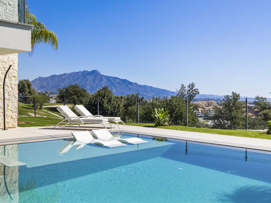 Frontline Golf Villa with Sea Views in La Alquería, Benahavís