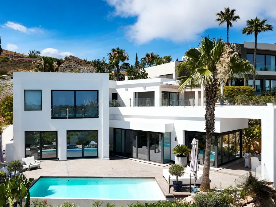 Moderne Villa mit Panoramablick auf das Meer in El Paraiso, Benahavís