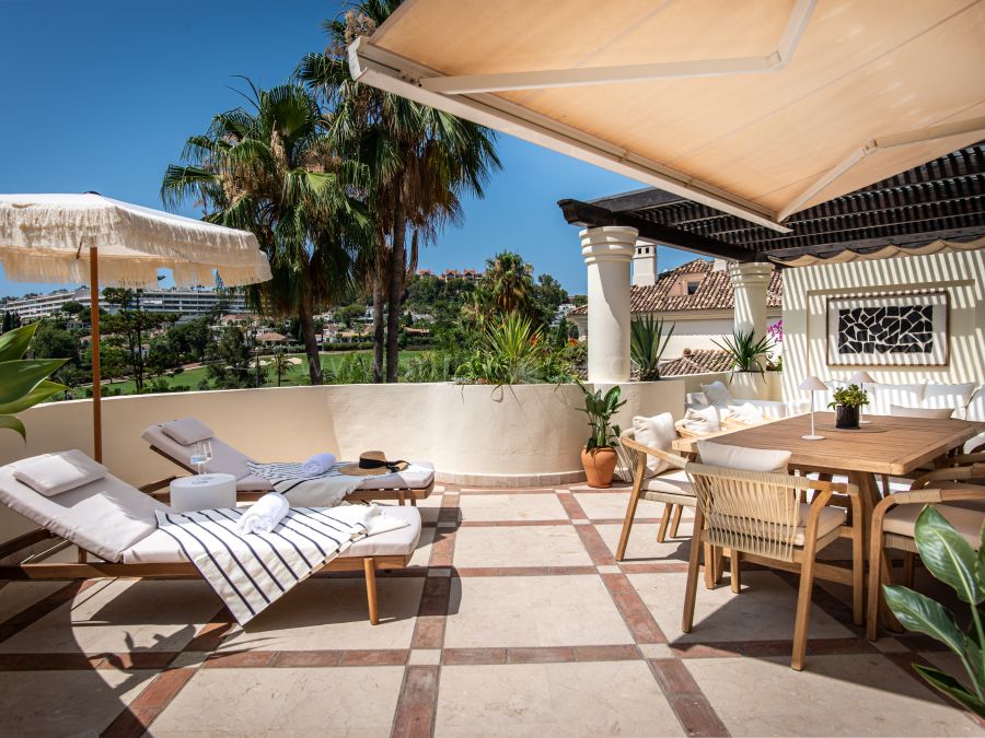 Duplex Penthouse with Panoramic Golf Views in Las Alamandas, Nueva Andalucía