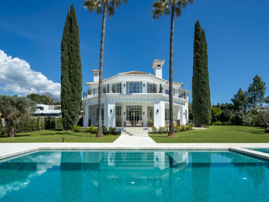 Villa de Lujo con Vistas al Valle de Golf en Nueva Andalucía