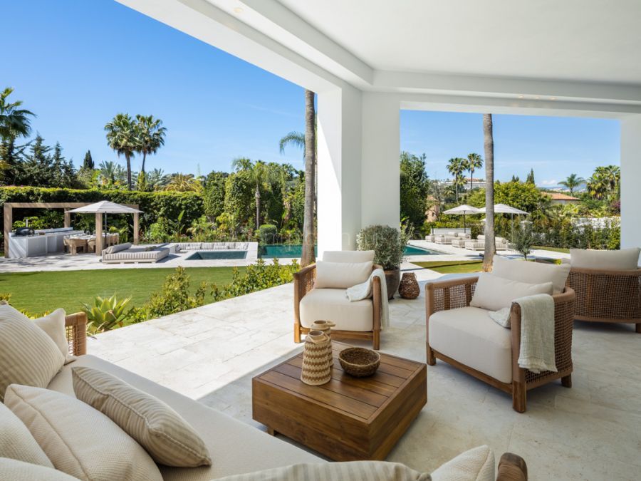 Villa de Lujo con Vistas al Valle de Golf en Nueva Andalucía