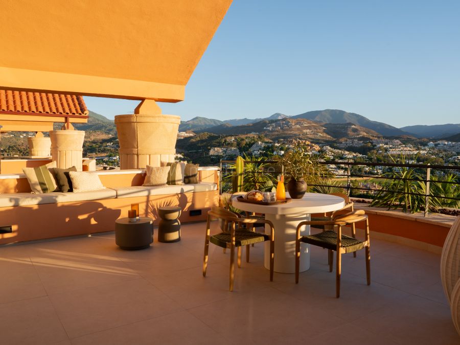 Penthouse with Rooftop Pool and Panoramic Views in Magna Marbella