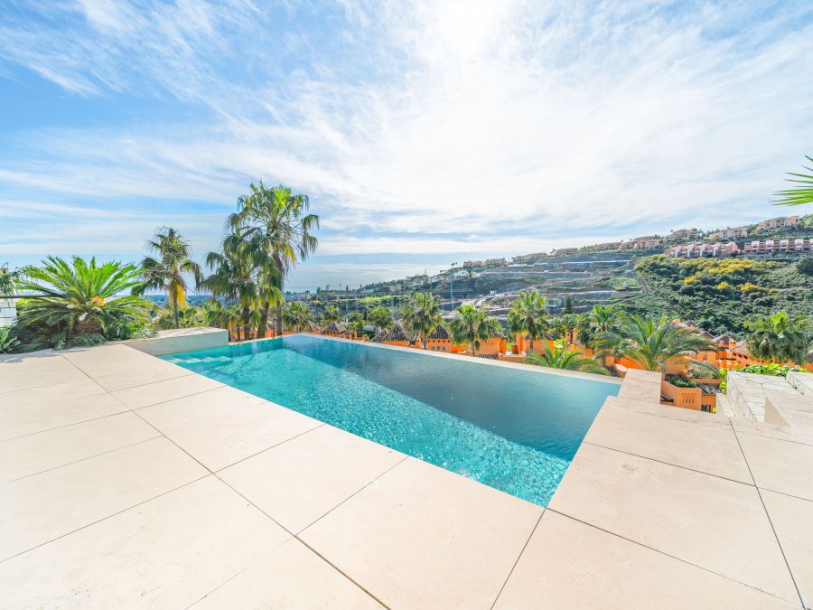 Family Villa with Sea Views in La Alquería, Benahavís