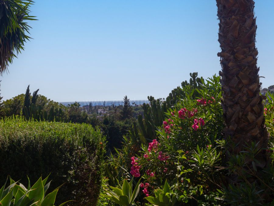 Rustic-style Villa with Sea Views for Sale in Elviria