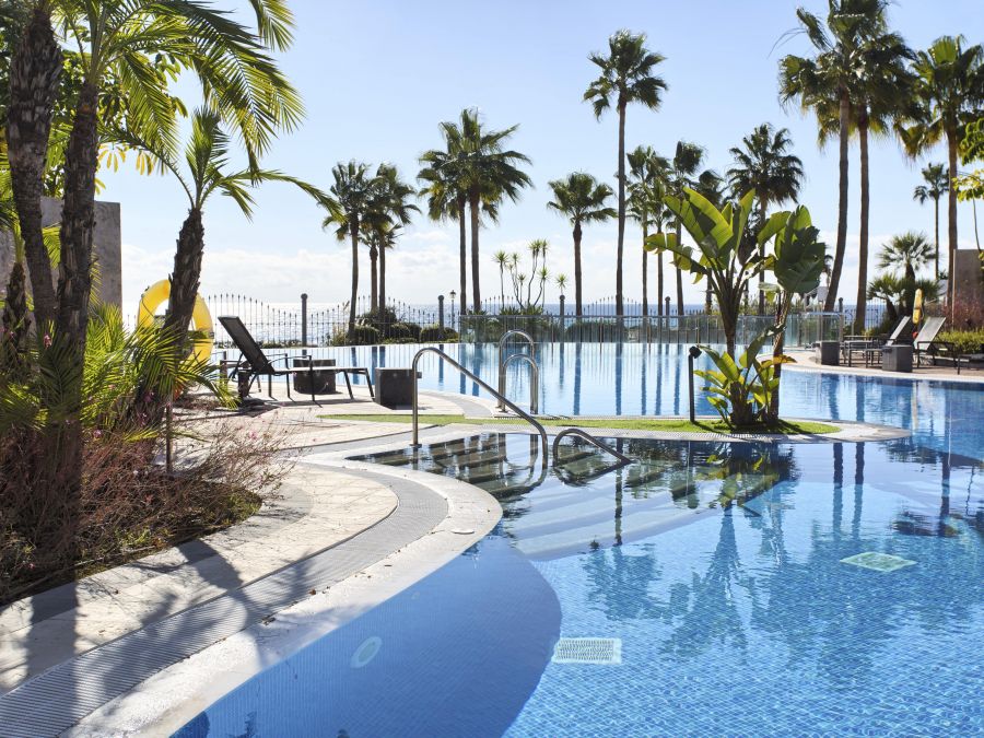 Elegant Beachfront Apartment in Mar Azul, New Golden Mile