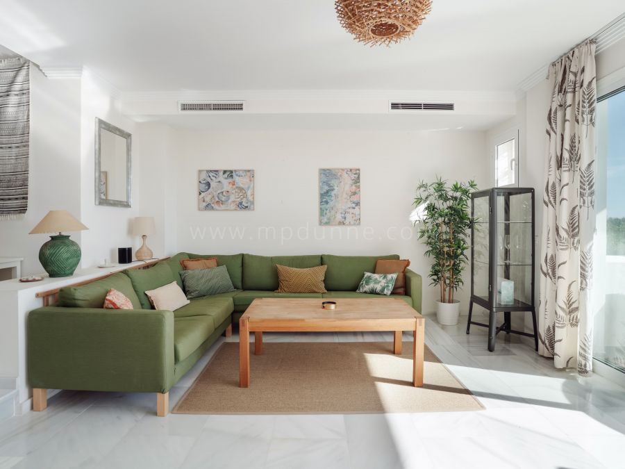 Apartamento moderno de dos dormitorios con vistas al mar en Royal Gardens, Nueva Andalucía