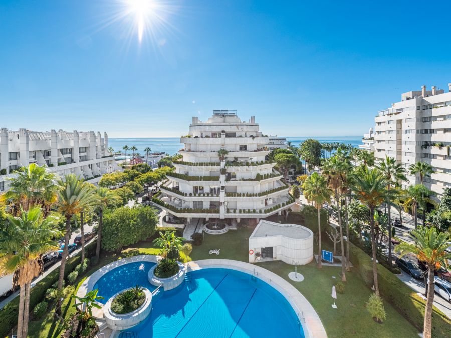 Appartement d’angle avec terrasse à Cipreses del Mar, Centre de Marbella