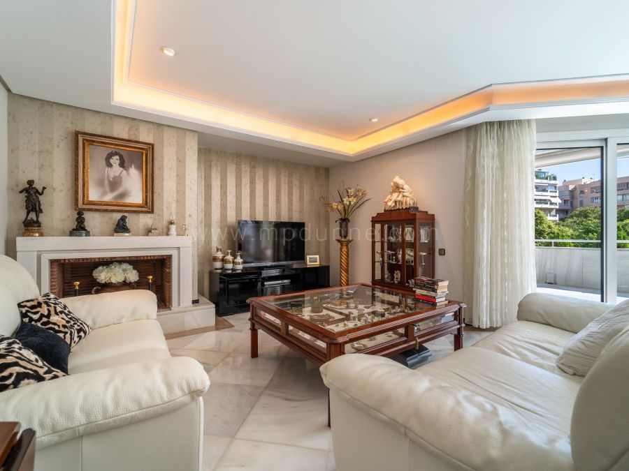 Appartement d’angle avec terrasse à Cipreses del Mar, Centre de Marbella