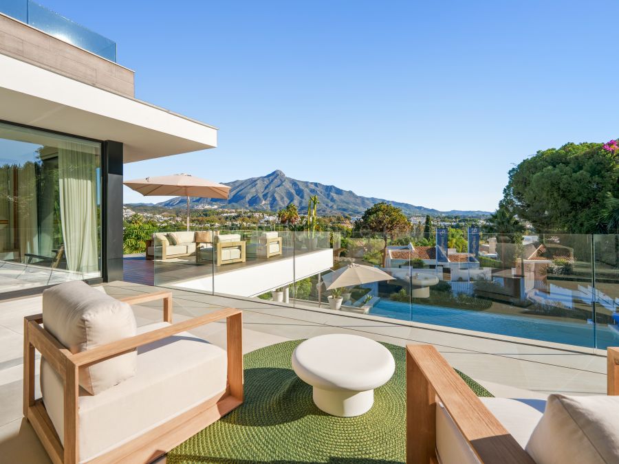 Moderne Villa mit Panoramablick auf La Concha in Nueva Andalucía